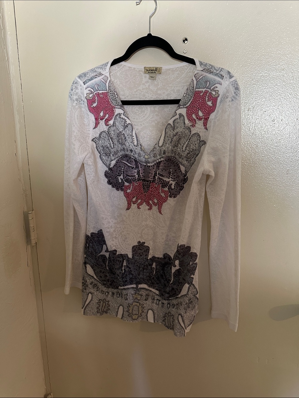 Y2K White Long Sleeve V-Neck Tee with Sequin Embellishment.